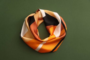 Koyu yeşil arka planda güzel bir mendil, üst manzara.