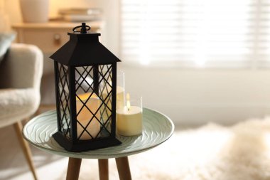 İçeride yanan mumları olan güzel bir Noel feneri. Metin için boşluk