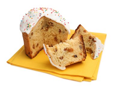 Paskalya pastasının parçaları beyaza izole edilmiş.