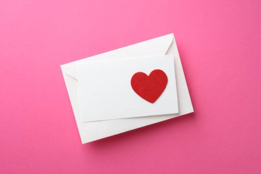 Tebrik kartı ve pembe arka planda dekoratif kalp ile zarf, üst görünüm