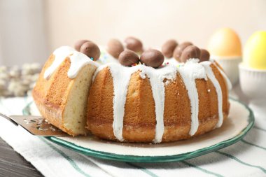 Lezzetli paskalya pastası, çikolatalı yumurta ve garsonlu kapalı masa, yakın plan.