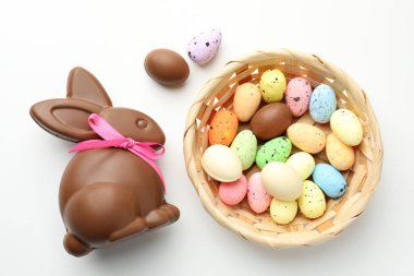 Beyaz arka planda çikolatalı Paskalya tavşanı ve yumurtalar.