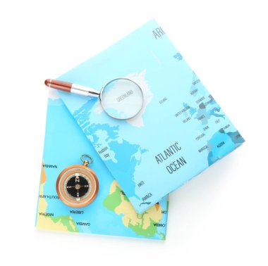 Yolculuk. Pusula, büyüteç ve dünya haritaları beyaz, üst görünüm