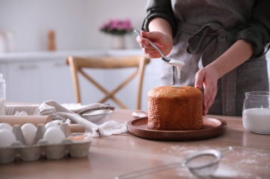 Mutfakta geleneksel paskalya pastası olan genç bir kadın, yakın plan. Metin için boşluk