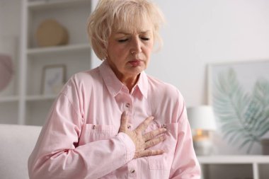 Kalp krizi geçirdi. İçeride göğüs ağrısı çeken son sınıf öğrencisi bir kadın.