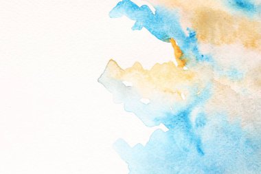 Beyaz kağıt üzerinde soyut suluboya resim, üst görünüm. Metin için boşluk