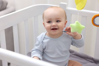 Evdeki beşiğinde küçük şirin bir bebek