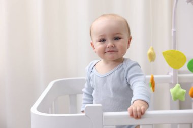 Evdeki beşiğinde küçük şirin bir bebek