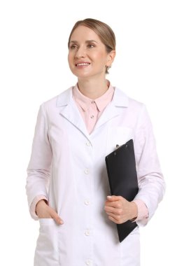 Beyaz arka planda panosu olan gülümseyen eczacı.