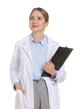 Beyaz arka planda panosu olan gülümseyen eczacı.