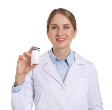 Beyaz arka planda tıbbi şişesi olan gülümseyen eczacı.