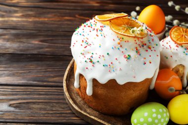 Güzel Paskalya pastaları ve yumurtalar ahşap masada, yakın plan. Metin için boşluk