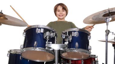 Beyaz arka planda bagetleri ve davulları olan küçük bir çocuk.