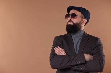 Bej arka planda bıyıklı ve sakallı bir adam. Metin için boşluk