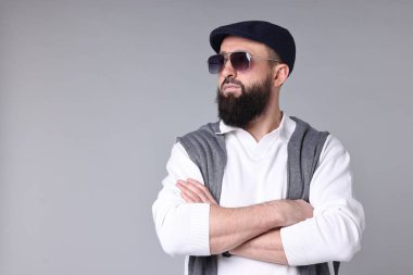 Açık gri arka planda bıyıklı ve sakallı bir adam. Metin için boşluk