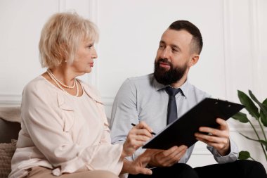 Noter danışmanı üst düzey kadın ofiste son vasiyet ve vasiyet hakkında