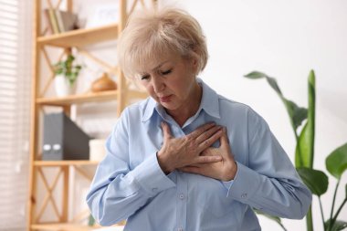 Kalp krizi geçirdi. İçeride göğüs ağrısı çeken son sınıf öğrencisi bir kadın.