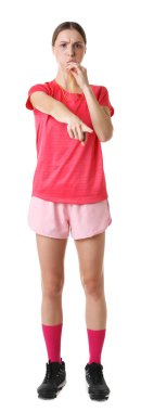 Profesyonel hakem beyaz arka planda düdük çalıyor.