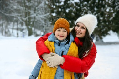 Anne ve oğlu kış günü birlikte dışarıda vakit geçiriyorlar.