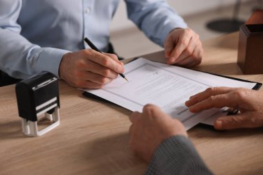 Tahta masadaki son vasiyet ve vasiyetname hakkında noter danışmanı, yakın plan.