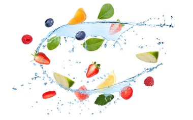 Taze meyve, böğürtlen ve beyaz arka planda havaya su sıçratma