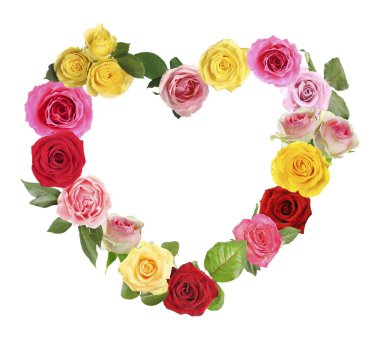 Renkli güllerden yapılmış kalp beyaza izole edilmiş. Romantik olay dekorasyonu