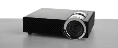 Beyaz arkaplana karşı gri tabloda modern video projektörü