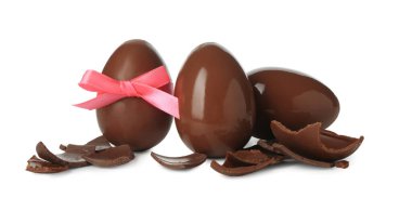 Tam ve kırılmış çikolata yumurtaları beyaza izole edilmiş. Mutlu Paskalyalar