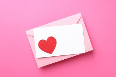 Tebrik kartı ve pembe arka planda dekoratif kalp ile zarf, üst görünüm