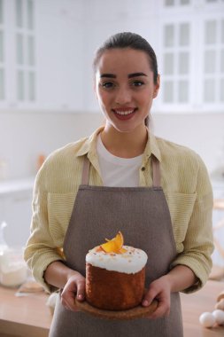 Mutfakta geleneksel paskalya pastası olan genç bir kadın.