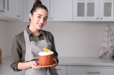 Mutfakta geleneksel Paskalya pastası olan genç bir kadın. Metin için boşluk