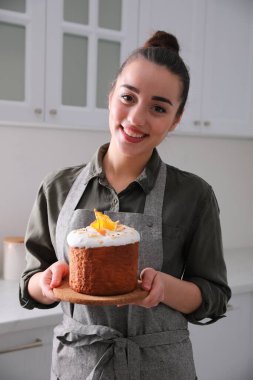 Mutfakta geleneksel paskalya pastası olan genç bir kadın.