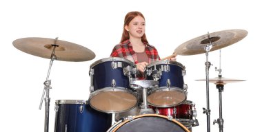 Beyaz arka planda bagetleri ve davulları olan genç bir kız.