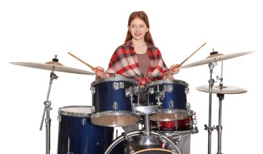 Beyaz arka planda bagetleri ve davulları olan genç bir kız.