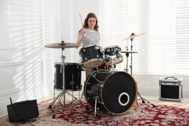 Davul çalan genç bir kız.