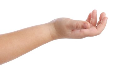 Küçük kız beyaz arka planda bir şey tutuyor, yakın plan.