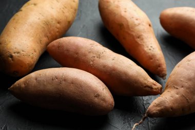 Siyah desenli masada çiğ patates, yakın plan.