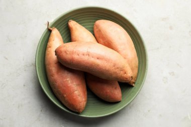 Gri desenli masada çiğ patates, üst manzara.