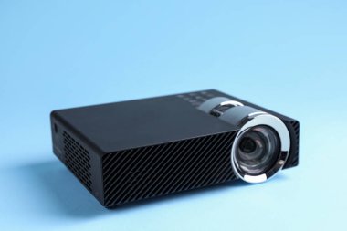 Açık mavi arkaplanda bir modern video projektörü, yakın plan