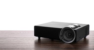 Beyaz arkaplana karşı ahşap tabloda modern video projektörü