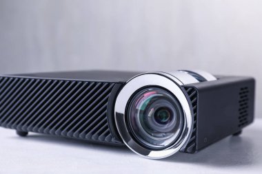 Bir modern video projektörü beyaz masada, yakın plan.