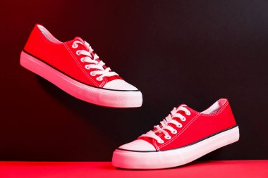 Renkli arka planda bir çift şık spor ayakkabı