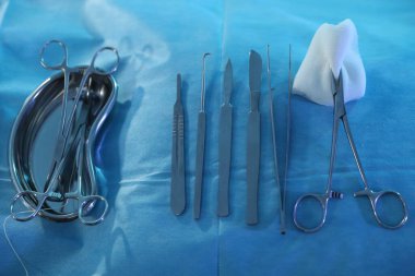 Hastanede steril kumaş ve üst görünümde farklı cerrahi aletler.
