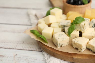 Farklı peynir, zeytin ve fesleğenle servis masası, yakın çekim. Metin için boşluk