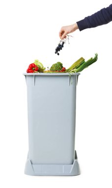 Beyaz arka planda çöp kutusuna çöp atan kadın, yakın plan. Atık sıralama