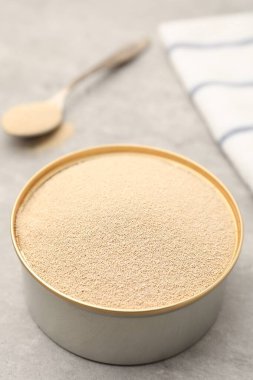 Kasede kuru maya, gri masada, yakın plan.