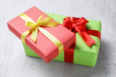 Gri desenli masada parlak hediye kutuları, yakın plan.