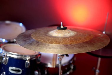 Kırmızı gradyan arkaplanda davul zili, yakın plan