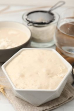 Maya hamuru ve malzemeler beyaz masada, yakın plan.