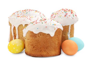 Lezzetli Paskalya pastaları ve beyaz üzerine izole edilmiş yumurtalar.